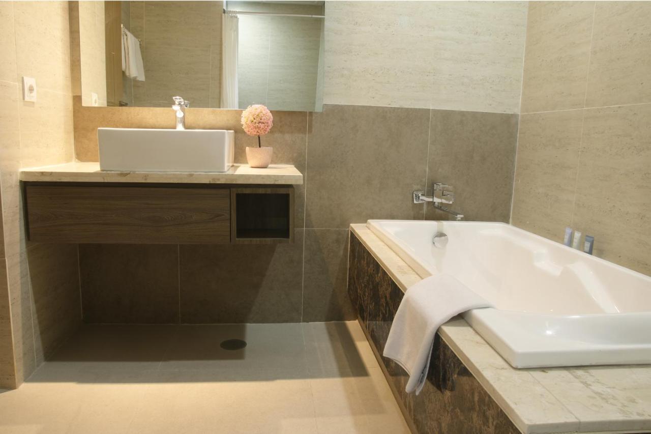 Graha Makara Suite Hotel & Residence Чикаранг Экстерьер фото