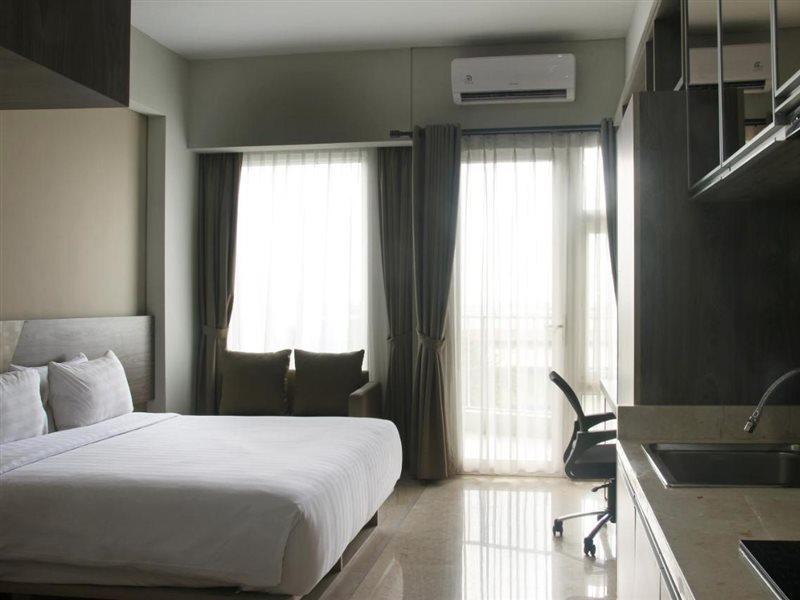 Graha Makara Suite Hotel & Residence Чикаранг Экстерьер фото